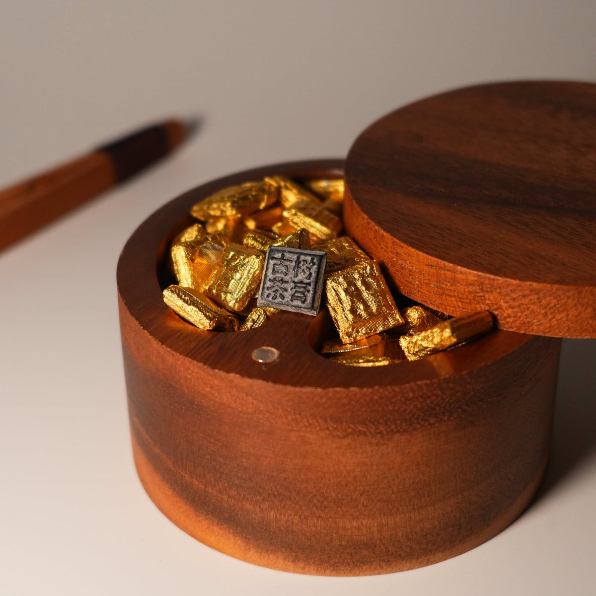 YUSTEA Premium Pu'er Tea Resin with a prepared glass of tea