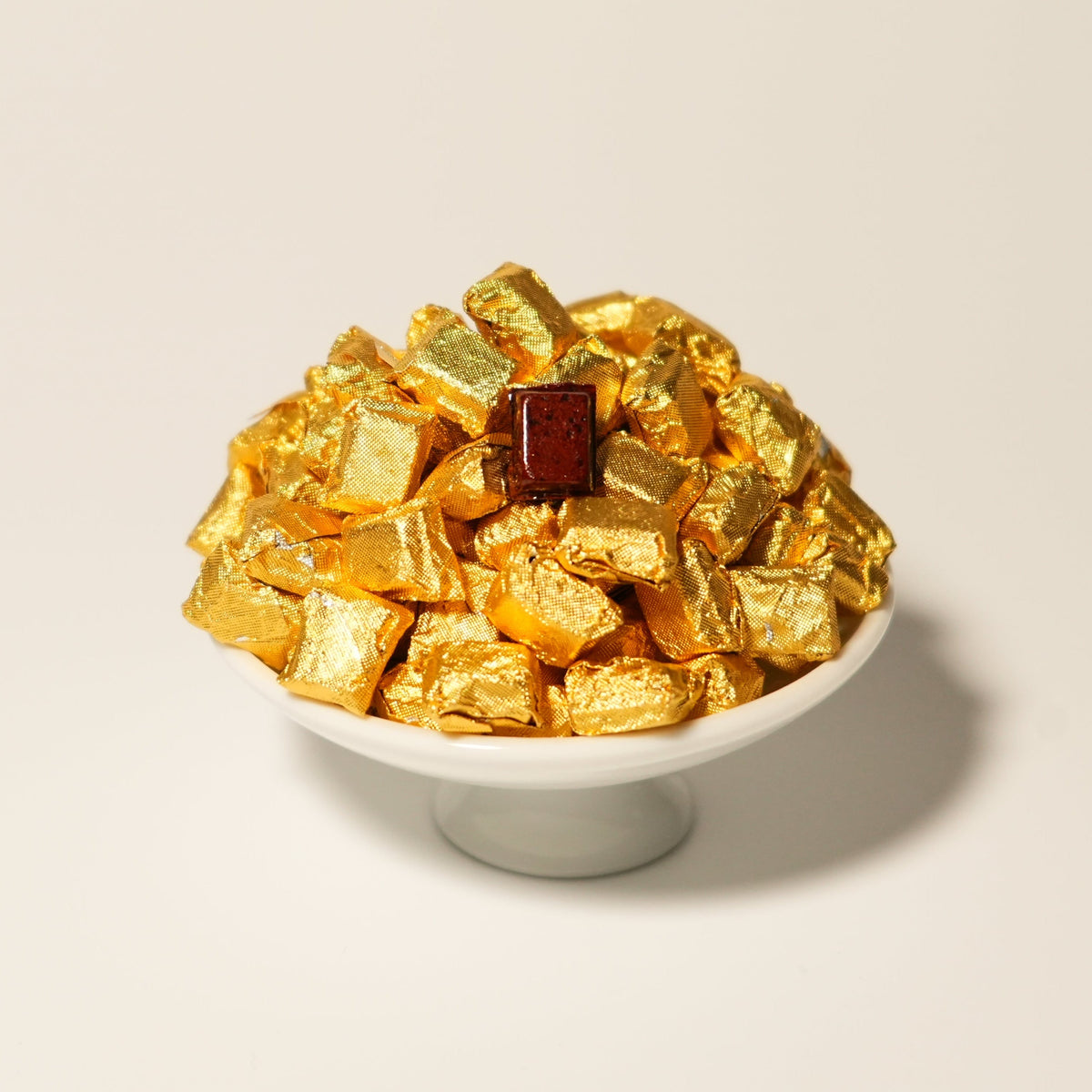 White Tea Resin pieces with YUSTEA packaging and a prepared glass of tea